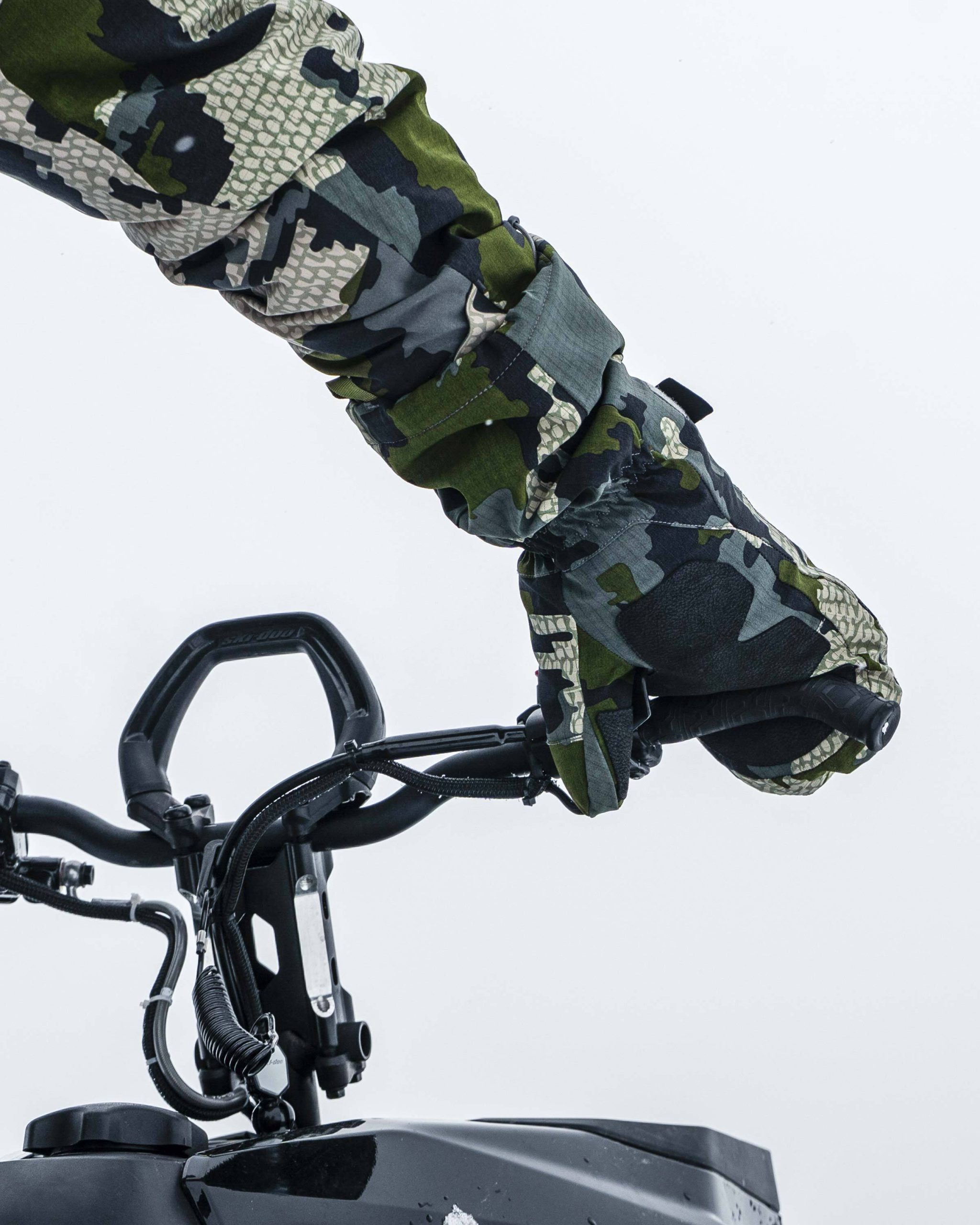 Super Down Arktuk Mitt | Verde - Image 8